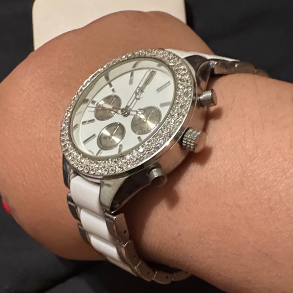 Elegant Silver and White Women's Watch - Picture 17 of 17